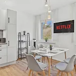 Bat Solutions Altstadt - Alles Was Ein Nicht Bietet - 3 45 Bis 75 Qm Fuer Bis Zu 12 Personen - Direkt Unter Der Burg - 2 Min Zur Altstadt - Weinbergblick, Heimkino Und E-ladesaeulen * 萨尔堡