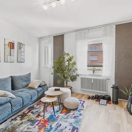 Daire Bat Home Solutions Saarburg Altstadt - Alles Was Ein Hotel Nicht Bietet - 3 Apartments 45 Bis 75 Qm Fuer Bis Zu 12 Personen - Direkt Unter Der Burg - 2 Min Zur Altstadt - Weinbergblick Und Heimkino Saarburg