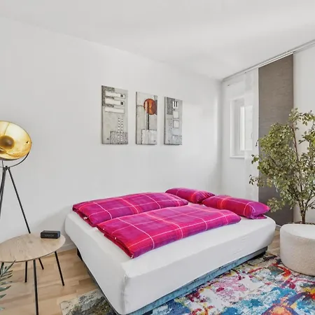 Bat Home Solutions Saarburg Altstadt - Alles Was Ein Hotel Nicht Bietet - 3 Apartments 45 Bis 75 Qm Fuer Bis Zu 12 Personen - Direkt Unter Der Burg - 2 Min Zur Altstadt - Weinbergblick Und Heimkino Saarburg