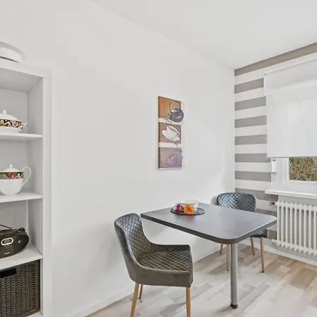Bat Home Solutions Saarburg Altstadt - Alles Was Ein Hotel Nicht Bietet - 3 Apartments 45 Bis 75 Qm Fuer Bis Zu 12 Personen - Direkt Unter Der Burg - 2 Min Zur Altstadt - Weinbergblick Und Heimkino Daire