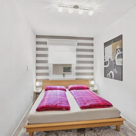 Bat Home Solutions Saarburg Altstadt - Alles Was Ein Hotel Nicht Bietet - 3 Apartments 45 Bis 75 Qm Fuer Bis Zu 12 Personen - Direkt Unter Der Burg - 2 Min Zur Altstadt - Weinbergblick Und Heimkino Daire