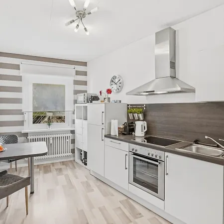 Daire Bat Home Solutions Saarburg Altstadt - Alles Was Ein Hotel Nicht Bietet - 3 Apartments 45 Bis 75 Qm Fuer Bis Zu 12 Personen - Direkt Unter Der Burg - 2 Min Zur Altstadt - Weinbergblick Und Heimkino Saarburg