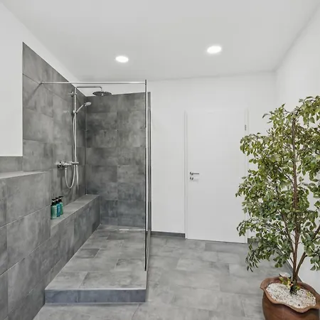 Bat Home Solutions Saarburg Altstadt - Alles Was Ein Hotel Nicht Bietet - 3 Apartments 45 Bis 75 Qm Fuer Bis Zu 12 Personen - Direkt Unter Der Burg - 2 Min Zur Altstadt - Weinbergblick Und Heimkino * Saarburg