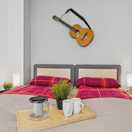 Bat Home Solutions Saarburg Altstadt - Alles Was Ein Hotel Nicht Bietet - 3 Apartments 45 Bis 75 Qm Fuer Bis Zu 12 Personen - Direkt Unter Der Burg - 2 Min Zur Altstadt - Weinbergblick Und Heimkino *