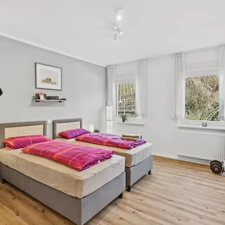 Bat Home Solutions Saarburg Altstadt - Alles Was Ein Hotel Nicht Bietet - 3 Apartments 45 Bis 75 Qm Fuer Bis Zu 12 Personen - Direkt Unter Der Burg - 2 Min Zur Altstadt - Weinbergblick Und Heimkino Saarburg