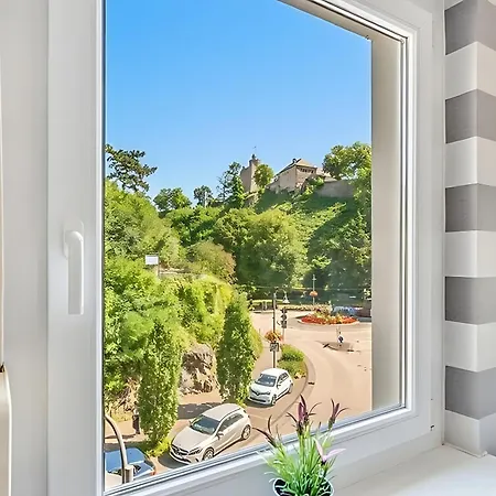 Daire Bat Home Solutions Saarburg Altstadt - Alles Was Ein Hotel Nicht Bietet - 3 Apartments 45 Bis 75 Qm Fuer Bis Zu 12 Personen - Direkt Unter Der Burg - 2 Min Zur Altstadt - Weinbergblick Und Heimkino