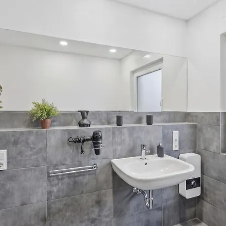 Daire Bat Home Solutions Saarburg Altstadt - Alles Was Ein Hotel Nicht Bietet - 3 Apartments 45 Bis 75 Qm Fuer Bis Zu 12 Personen - Direkt Unter Der Burg - 2 Min Zur Altstadt - Weinbergblick Und Heimkino