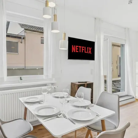 Daire Bat Home Solutions Saarburg Altstadt - Alles Was Ein Hotel Nicht Bietet - 3 Apartments 45 Bis 75 Qm Fuer Bis Zu 12 Personen - Direkt Unter Der Burg - 2 Min Zur Altstadt - Weinbergblick Und Heimkino