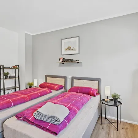 Daire Bat Home Solutions Saarburg Altstadt - Alles Was Ein Hotel Nicht Bietet - 3 Apartments 45 Bis 75 Qm Fuer Bis Zu 12 Personen - Direkt Unter Der Burg - 2 Min Zur Altstadt - Weinbergblick Und Heimkino Saarburg