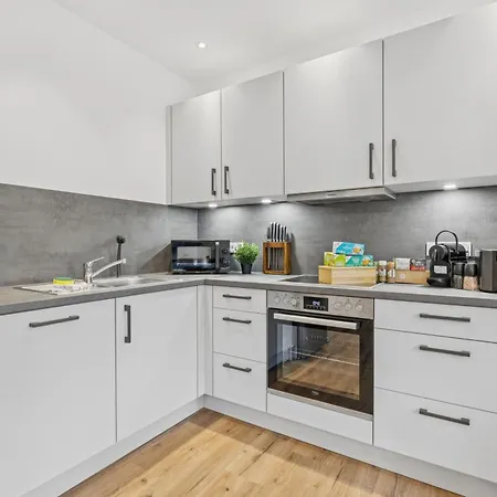 Bat Home Solutions Saarburg Altstadt - Alles Was Ein Hotel Nicht Bietet - 3 Apartments 45 Bis 75 Qm Fuer Bis Zu 12 Personen - Direkt Unter Der Burg - 2 Min Zur Altstadt - Weinbergblick Und Heimkino Saarburg