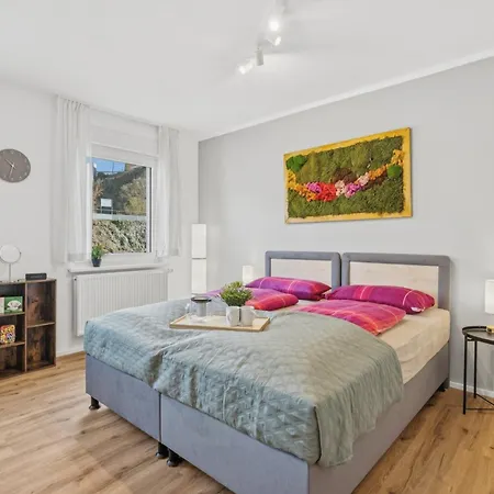 Daire Bat Home Solutions Saarburg Altstadt - Alles Was Ein Hotel Nicht Bietet - 3 Apartments 45 Bis 75 Qm Fuer Bis Zu 12 Personen - Direkt Unter Der Burg - 2 Min Zur Altstadt - Weinbergblick Und Heimkino Saarburg
