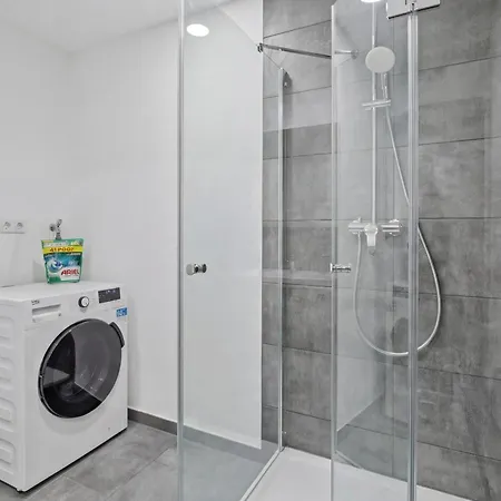 Daire Bat Home Solutions Saarburg Altstadt - Alles Was Ein Hotel Nicht Bietet - 3 Apartments 45 Bis 75 Qm Fuer Bis Zu 12 Personen - Direkt Unter Der Burg - 2 Min Zur Altstadt - Weinbergblick Und Heimkino