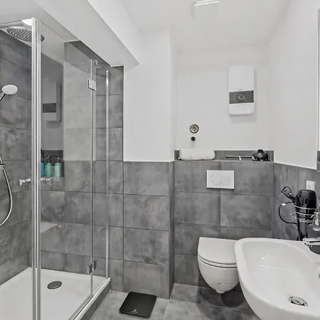 Bat Home Solutions Saarburg Altstadt - Alles Was Ein Hotel Nicht Bietet - 3 Apartments 45 Bis 75 Qm Fuer Bis Zu 12 Personen - Direkt Unter Der Burg - 2 Min Zur Altstadt - Weinbergblick Und Heimkino Daire *