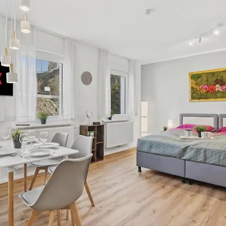 Daire Bat Home Solutions Saarburg Altstadt - Alles Was Ein Hotel Nicht Bietet - 3 Apartments 45 Bis 75 Qm Fuer Bis Zu 12 Personen - Direkt Unter Der Burg - 2 Min Zur Altstadt - Weinbergblick Und Heimkino