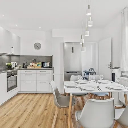 Daire Bat Home Solutions Saarburg Altstadt - Alles Was Ein Hotel Nicht Bietet - 3 Apartments 45 Bis 75 Qm Fuer Bis Zu 12 Personen - Direkt Unter Der Burg - 2 Min Zur Altstadt - Weinbergblick Und Heimkino