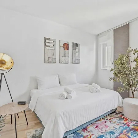 Bat Home Solutions Saarburg Altstadt - Alles Was Ein Hotel Nicht Bietet - 3 Apartments 45 Bis 75 Qm Fuer Bis Zu 12 Personen - Direkt Unter Der Burg - 2 Min Zur Altstadt - Weinbergblick Und Heimkino *