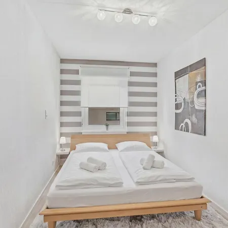 Bat Home Solutions Saarburg Altstadt - Alles Was Ein Hotel Nicht Bietet - 3 Apartments 45 Bis 75 Qm Fuer Bis Zu 12 Personen - Direkt Unter Der Burg - 2 Min Zur Altstadt - Weinbergblick Und Heimkino Daire *