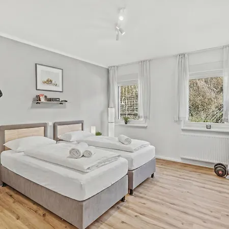 Bat Home Solutions Saarburg Altstadt - Alles Was Ein Hotel Nicht Bietet - 3 Apartments 45 Bis 75 Qm Fuer Bis Zu 12 Personen - Direkt Unter Der Burg - 2 Min Zur Altstadt - Weinbergblick Und Heimkino Daire Saarburg