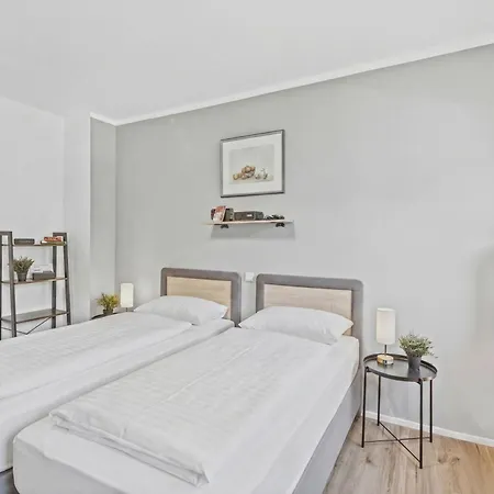 Bat Home Solutions Saarburg Altstadt - Alles Was Ein Hotel Nicht Bietet - 3 Apartments 45 Bis 75 Qm Fuer Bis Zu 12 Personen - Direkt Unter Der Burg - 2 Min Zur Altstadt - Weinbergblick Und Heimkino Daire Saarburg