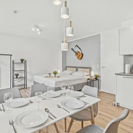 Bat Home Solutions Saarburg Altstadt - Alles Was Ein Hotel Nicht Bietet - 3 Apartments 45 Bis 75 Qm Fuer Bis Zu 12 Personen - Direkt Unter Der Burg - 2 Min Zur Altstadt - Weinbergblick Und Heimkino * Saarburg