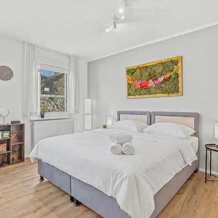 Bat Home Solutions Saarburg Altstadt - Alles Was Ein Hotel Nicht Bietet - 3 Apartments 45 Bis 75 Qm Fuer Bis Zu 12 Personen - Direkt Unter Der Burg - 2 Min Zur Altstadt - Weinbergblick Und Heimkino Daire