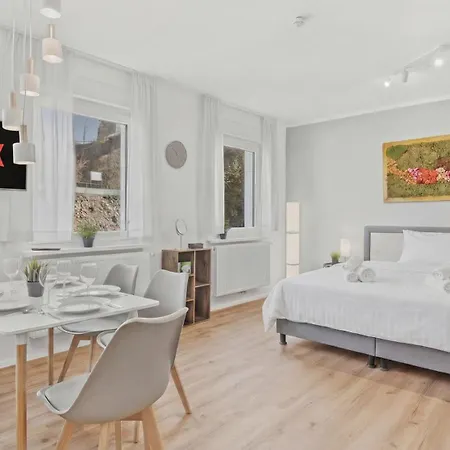 Bat Home Solutions Saarburg Altstadt - Alles Was Ein Hotel Nicht Bietet - 3 Apartments 45 Bis 75 Qm Fuer Bis Zu 12 Personen - Direkt Unter Der Burg - 2 Min Zur Altstadt - Weinbergblick Und Heimkino Saarburg